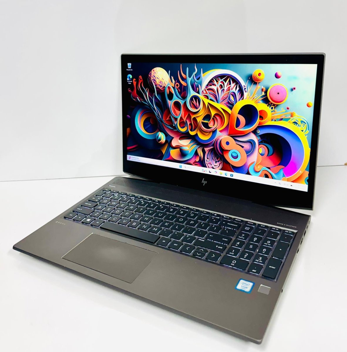 HP ZBook 15v G5 Xeon E-2176M 32GB RAM 256GB SSD Quadro P600 4GB Workstation image 1